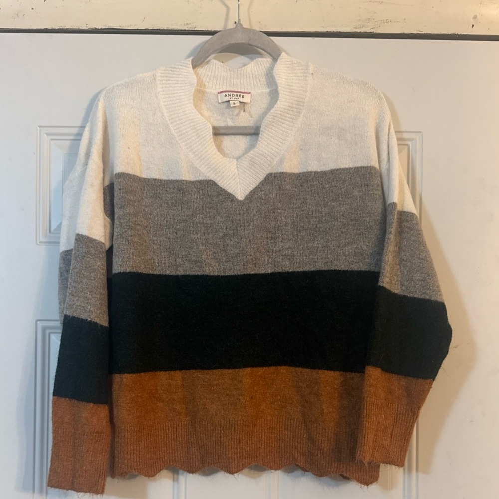 ANDREE BY UNIT White and Gray V-Neck Sweater